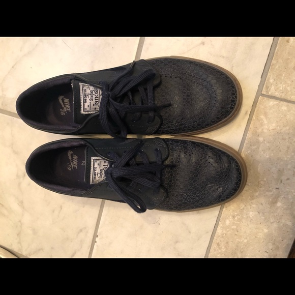 Men’s Nike Shoes - Picture 2 of 6